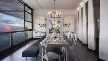 4 restaurants, breakfast, lunch, dinner served; international cuisine