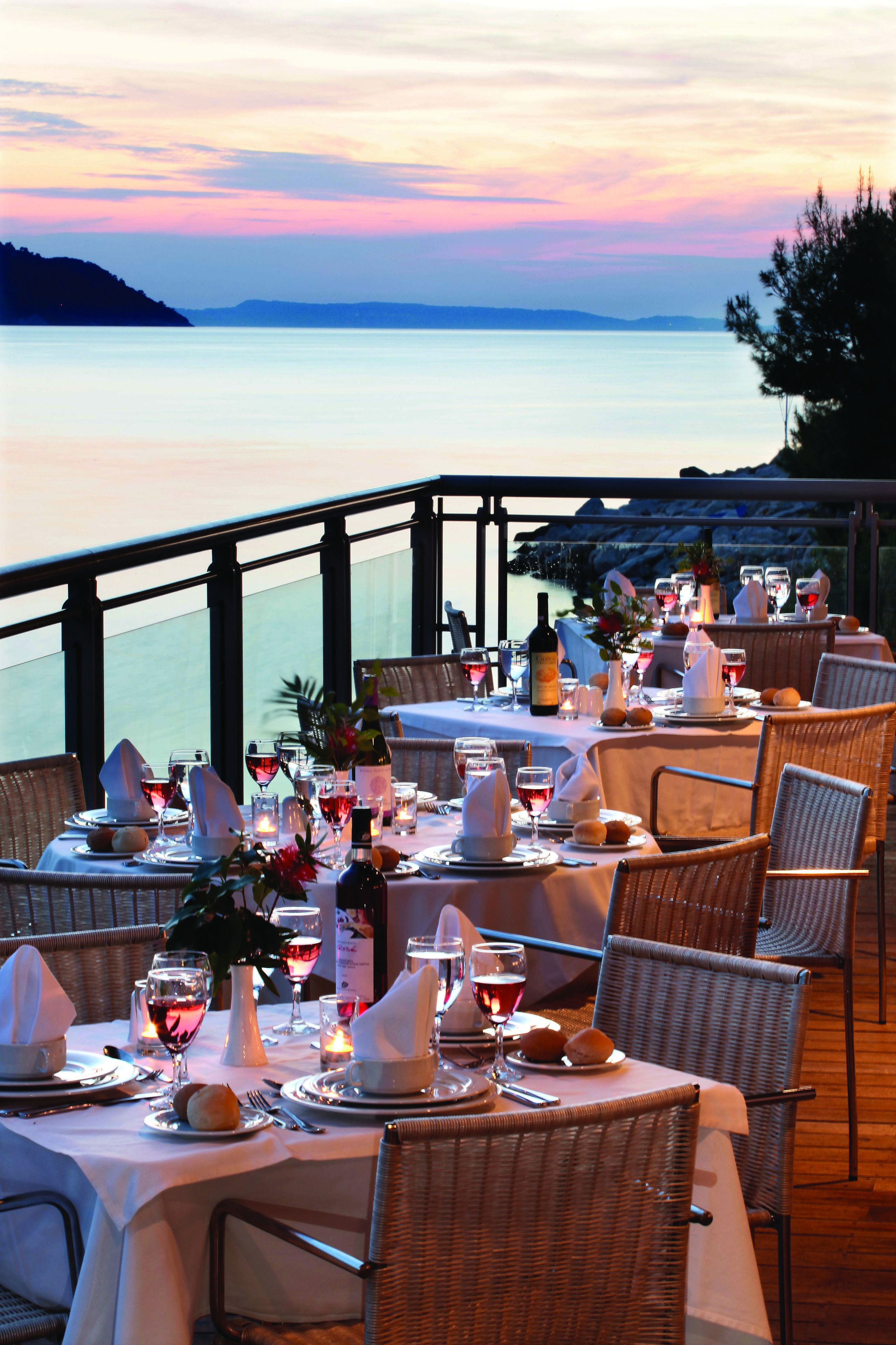 4 restaurants, breakfast, lunch, dinner served; international cuisine