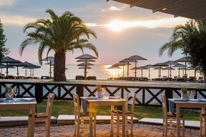 4 restaurantes; se sirve desayuno, almuerzo y cena; cocina internacional