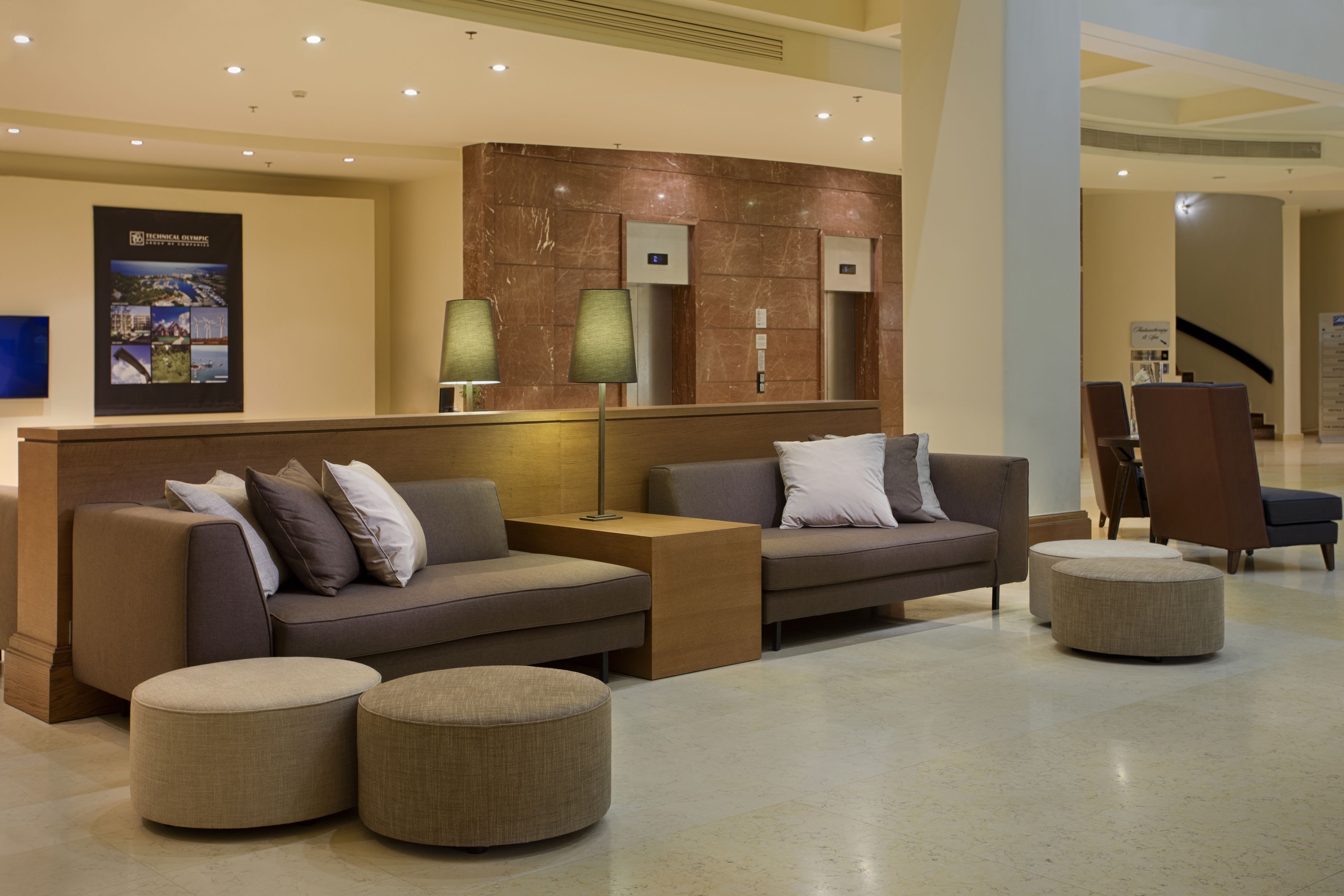 Lobby-lounge