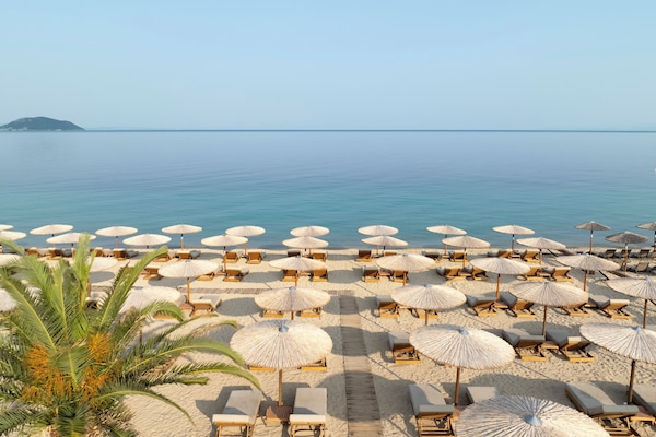 Ubicación a pie de playa, arena blanca, tumbonas y sombrillas