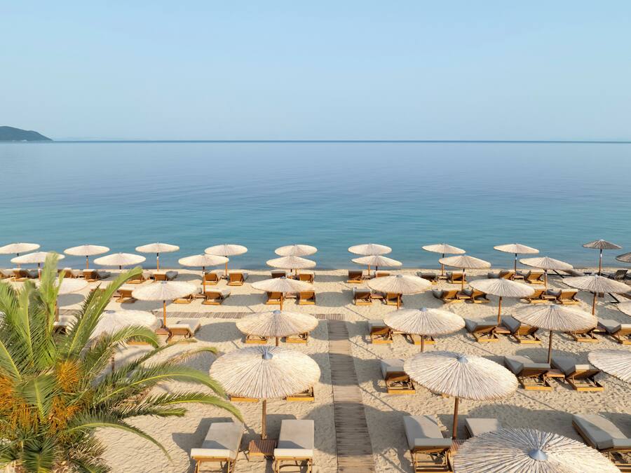 Di pantai, pasir putih, kerusi lepak pantai, payung