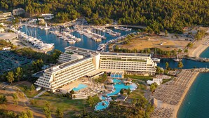 Et resort med flere swimmingpools, en havn med både og et strandområde.