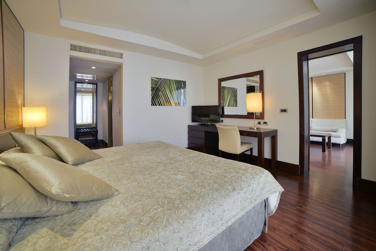 Suite, Golf View | 1 bedroom, premium bedding, minibar, in-room safe