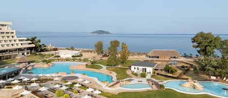 Indoor pool, seasonal outdoor pool, pool loungers