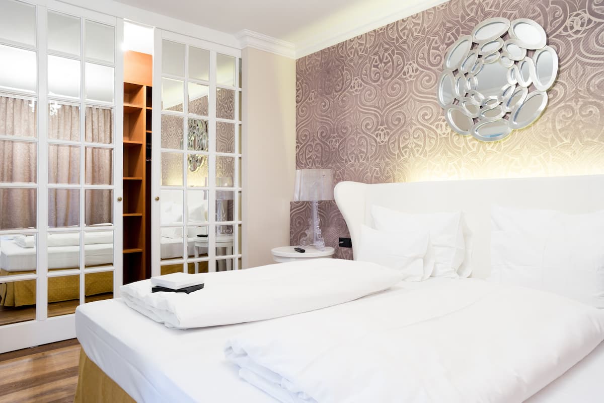 traditional suite, balcony | hypo-allergenic bedding, minibar, in-room safe, individually furnished