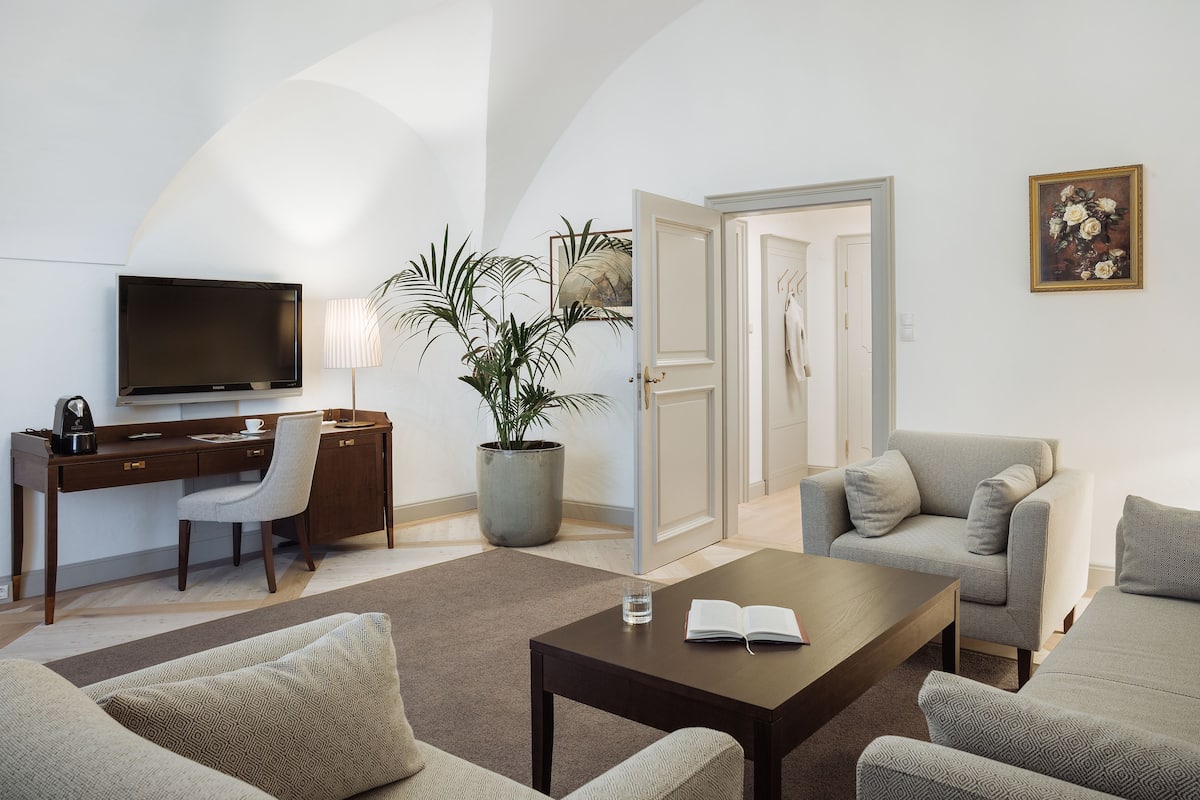 Linden Tree Suite | Living area | Flat-screen TV