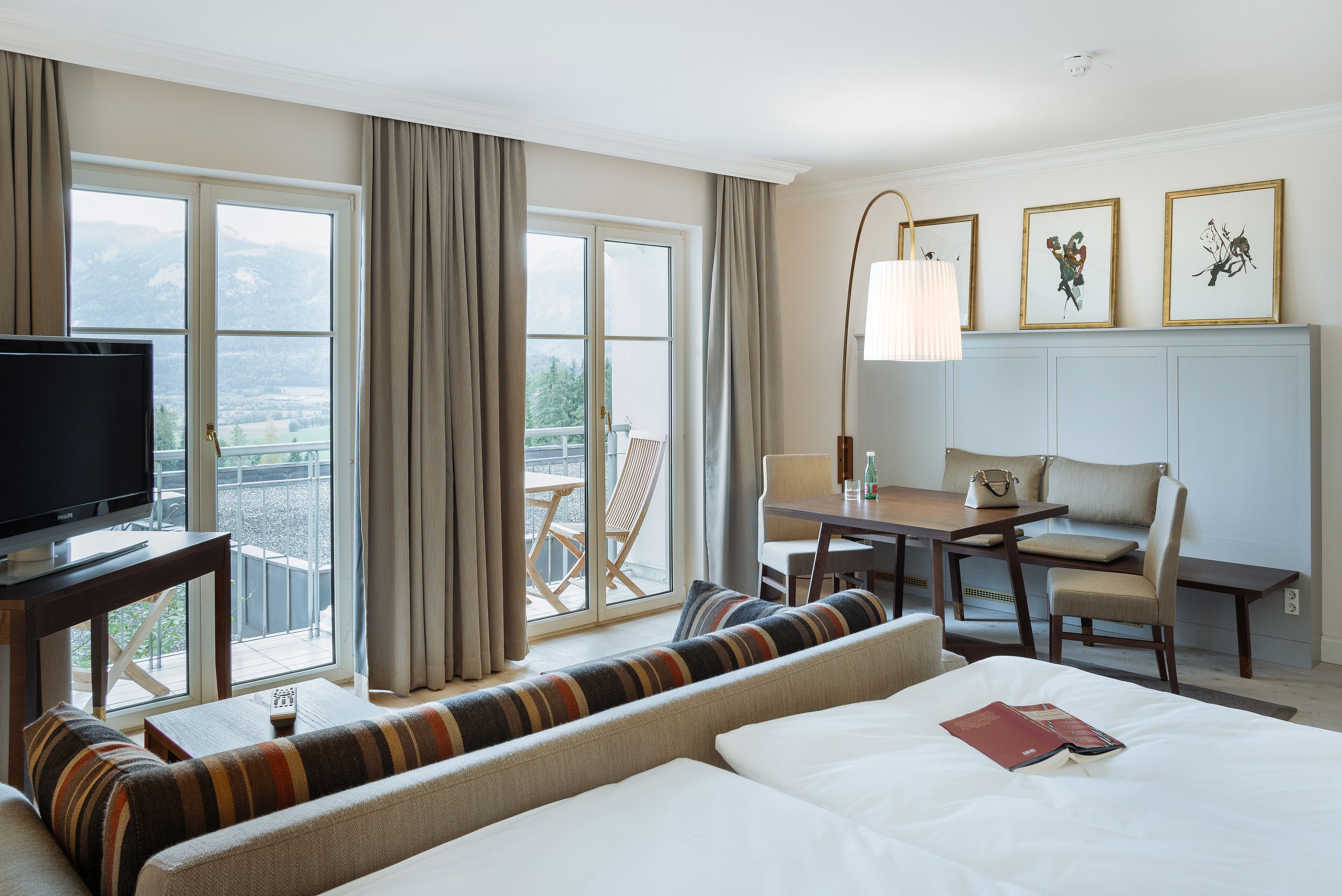 Suite – junior, balkong | Allergitestet sengetøy, minibar, safe på rommet og individuelt innredet