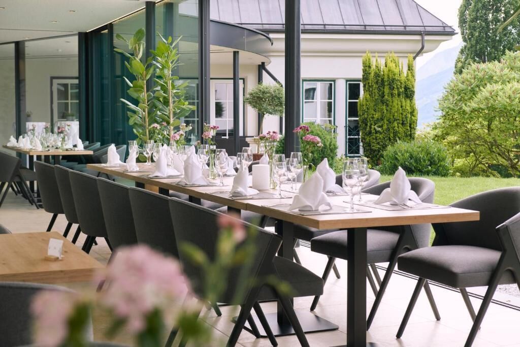 3 restaurants, breakfast, lunch served; local and international cuisine