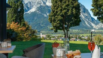 3 restaurants, breakfast, lunch served; local and international cuisine