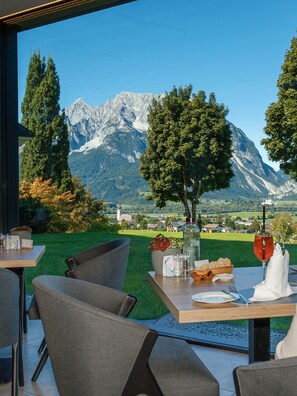 3 restaurantes; se sirven desayunos y cocina local e internacional 