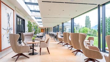 3 restaurantes; se sirven desayunos y cocina local e internacional