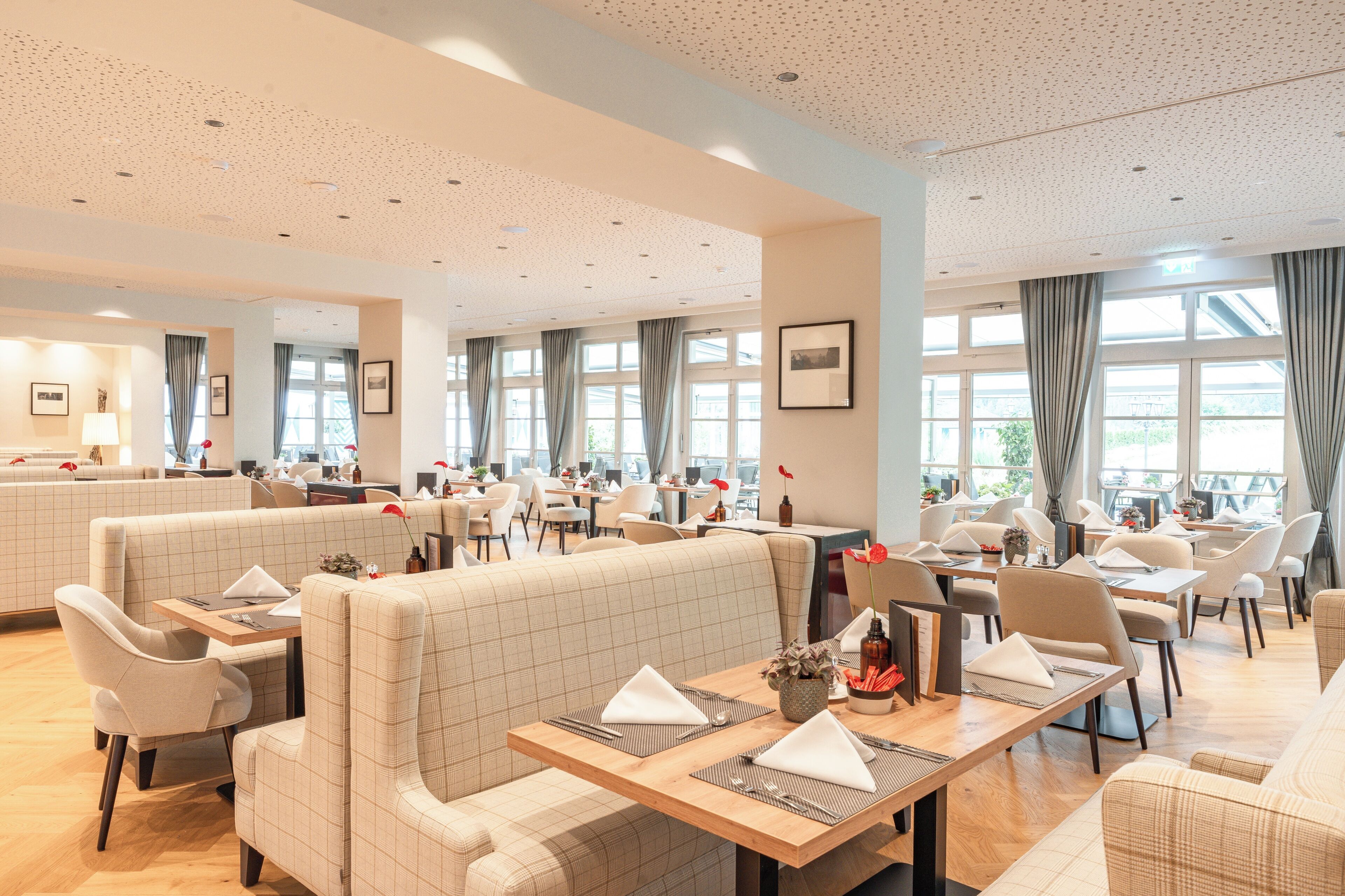 3 restaurants; breakfast, lunch and dinner served 