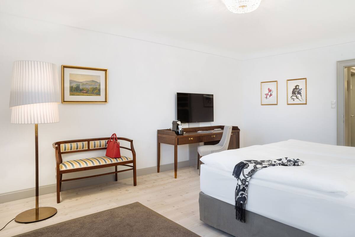 Habitació doble Deluxe | Roba de llit hipoal·lergògena, minibar i caixa forta a l'habitació 