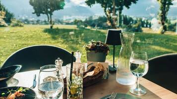 3 Restaurants, Frühstück, Mittagessen, lokale und internationale Küche