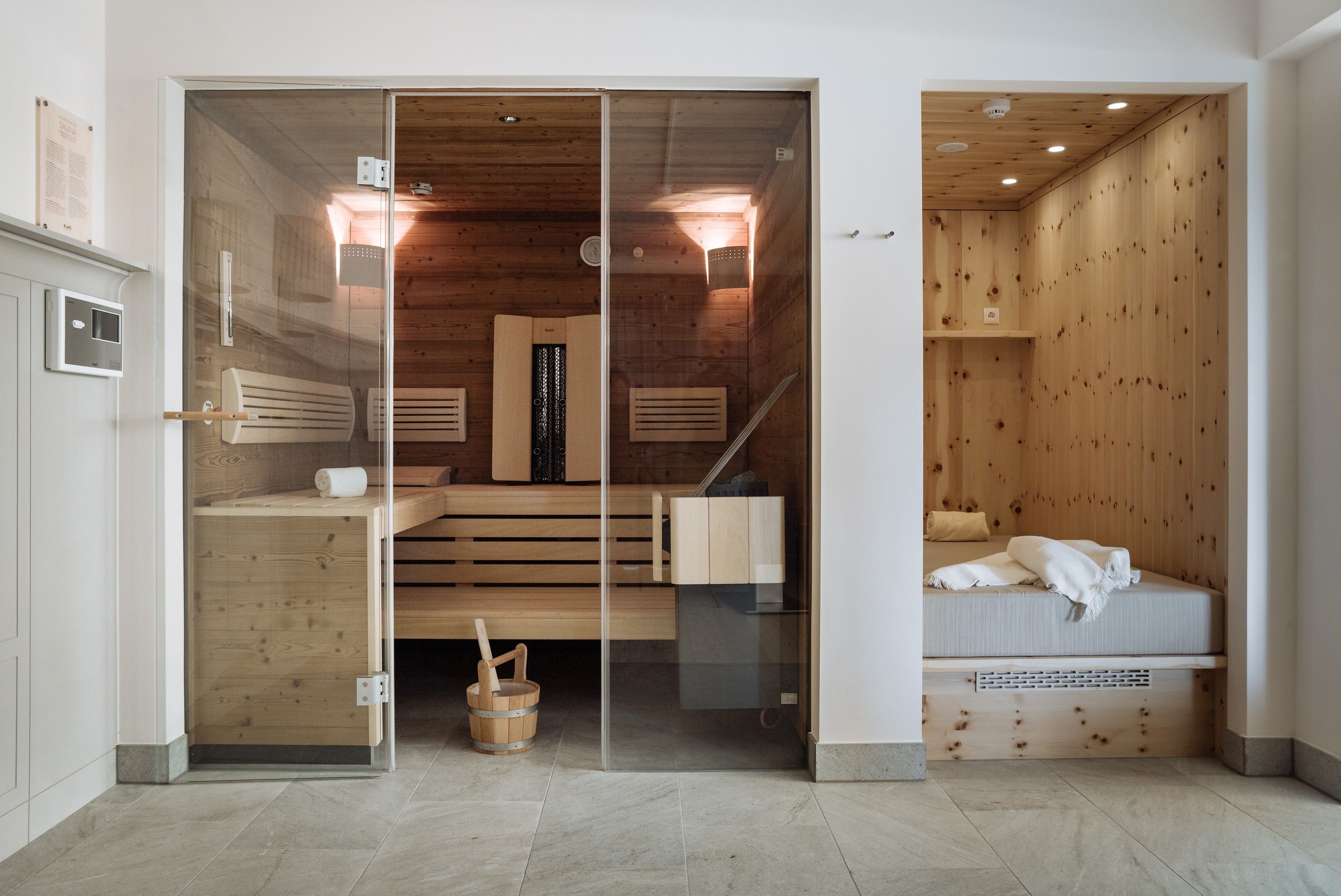 Private Spa Suite | Badezimmer | Kostenlose Toilettenartikel, Haartrockner, Bademäntel, Hausschuhe