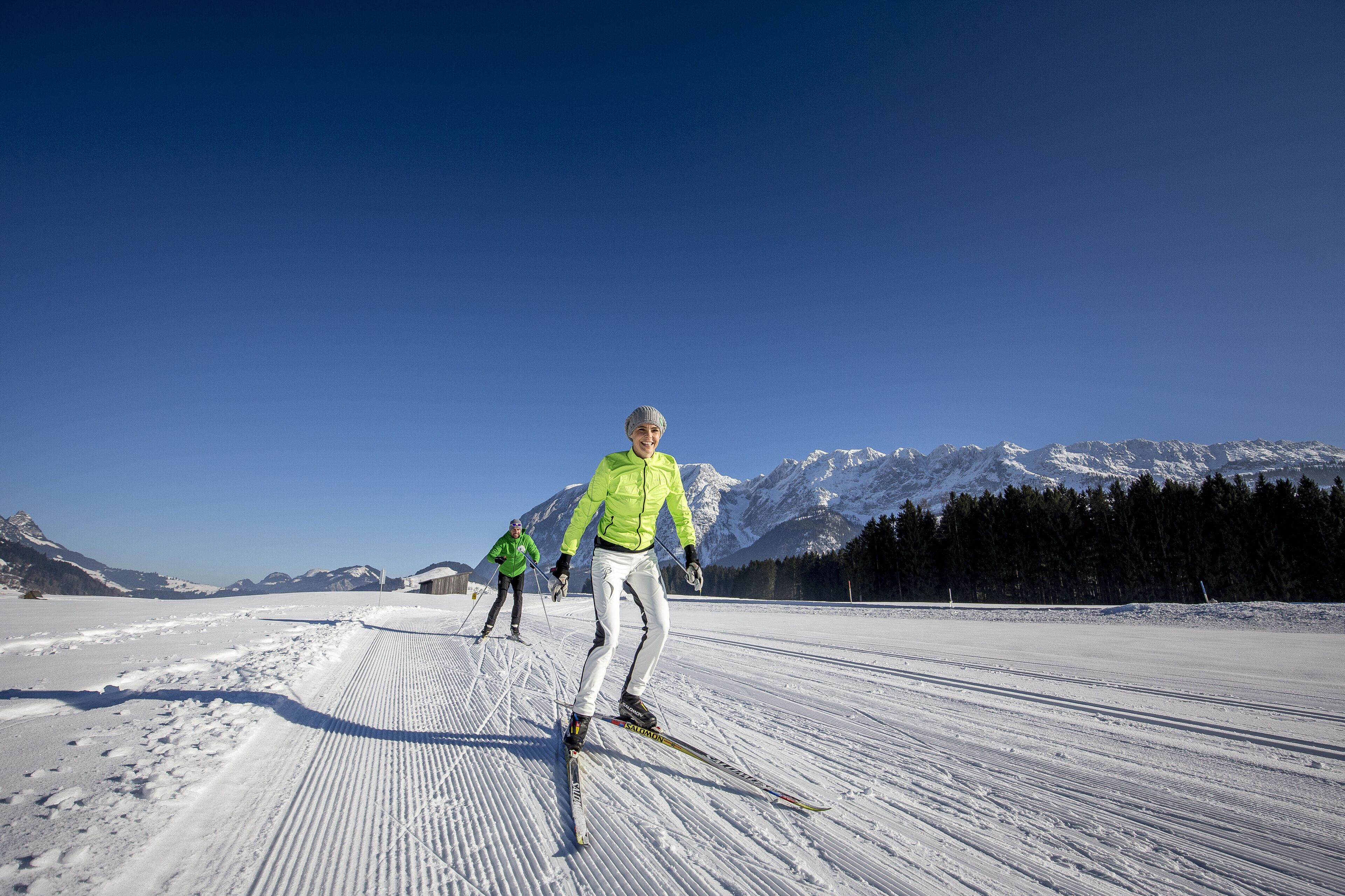 Schneeige Landschaft mit Skifahrern.