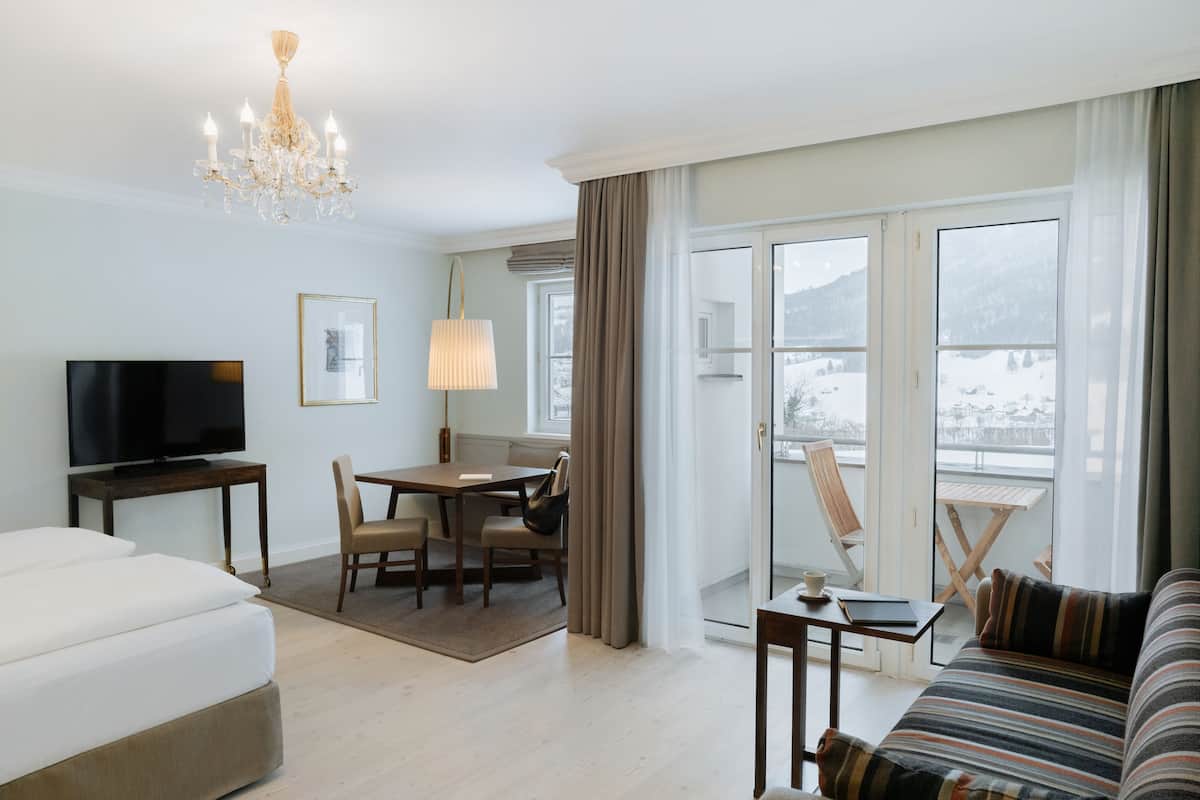 Junior Suite, Balcony | Hypo-allergenic bedding, minibar, in-room safe, individually furnished