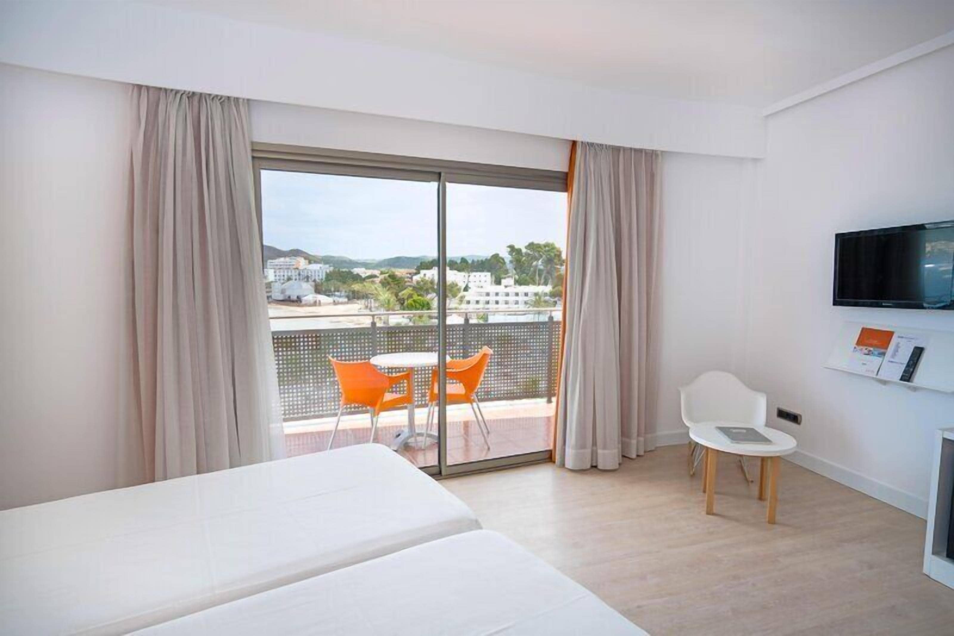 Habitación doble superior, balcón, vistas al mar | Caja fuerte, wifi gratis, ropa de cama