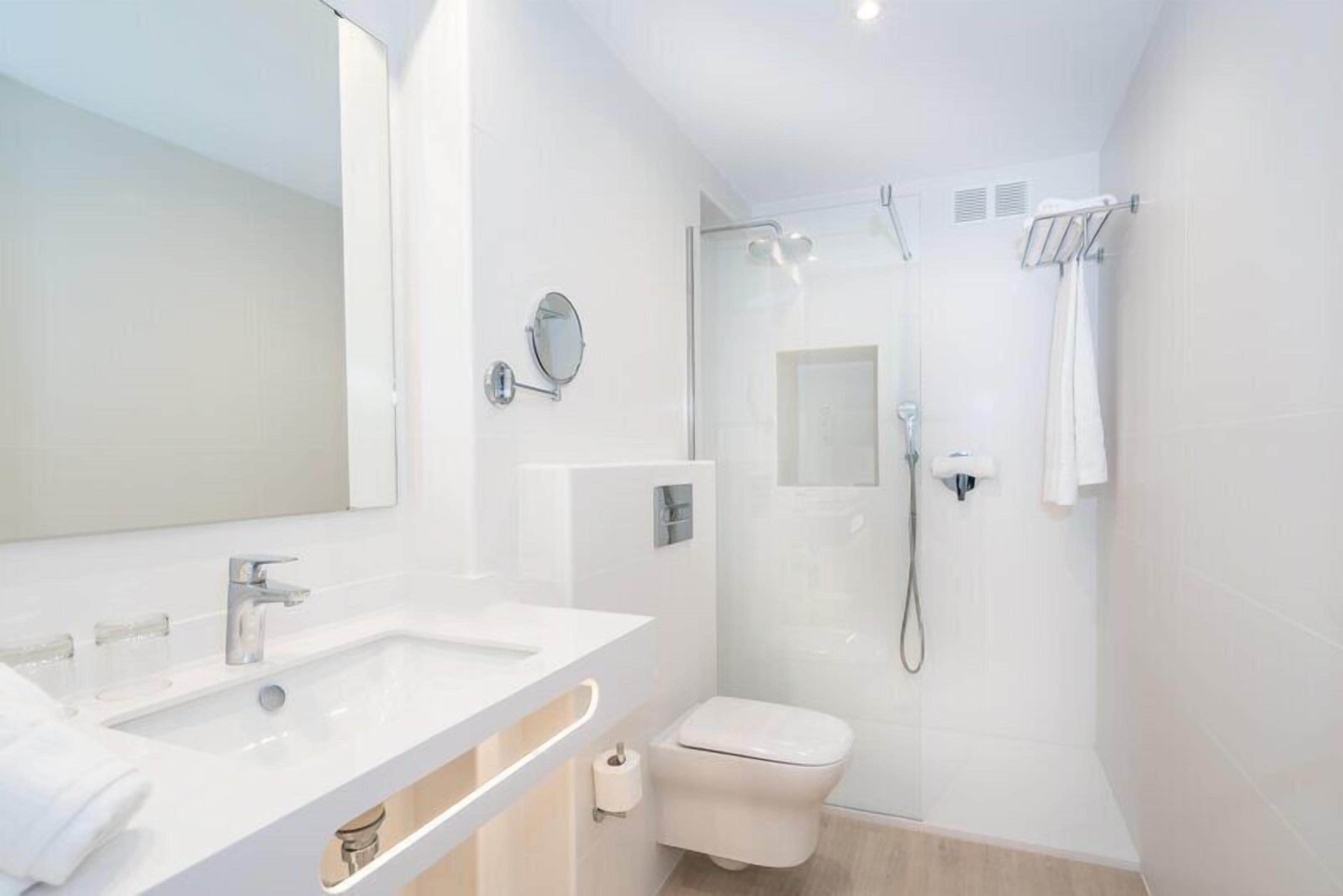Junior Suite, Balcony, Sea View | Bathroom | Shower, free toiletries, hair dryer, towels