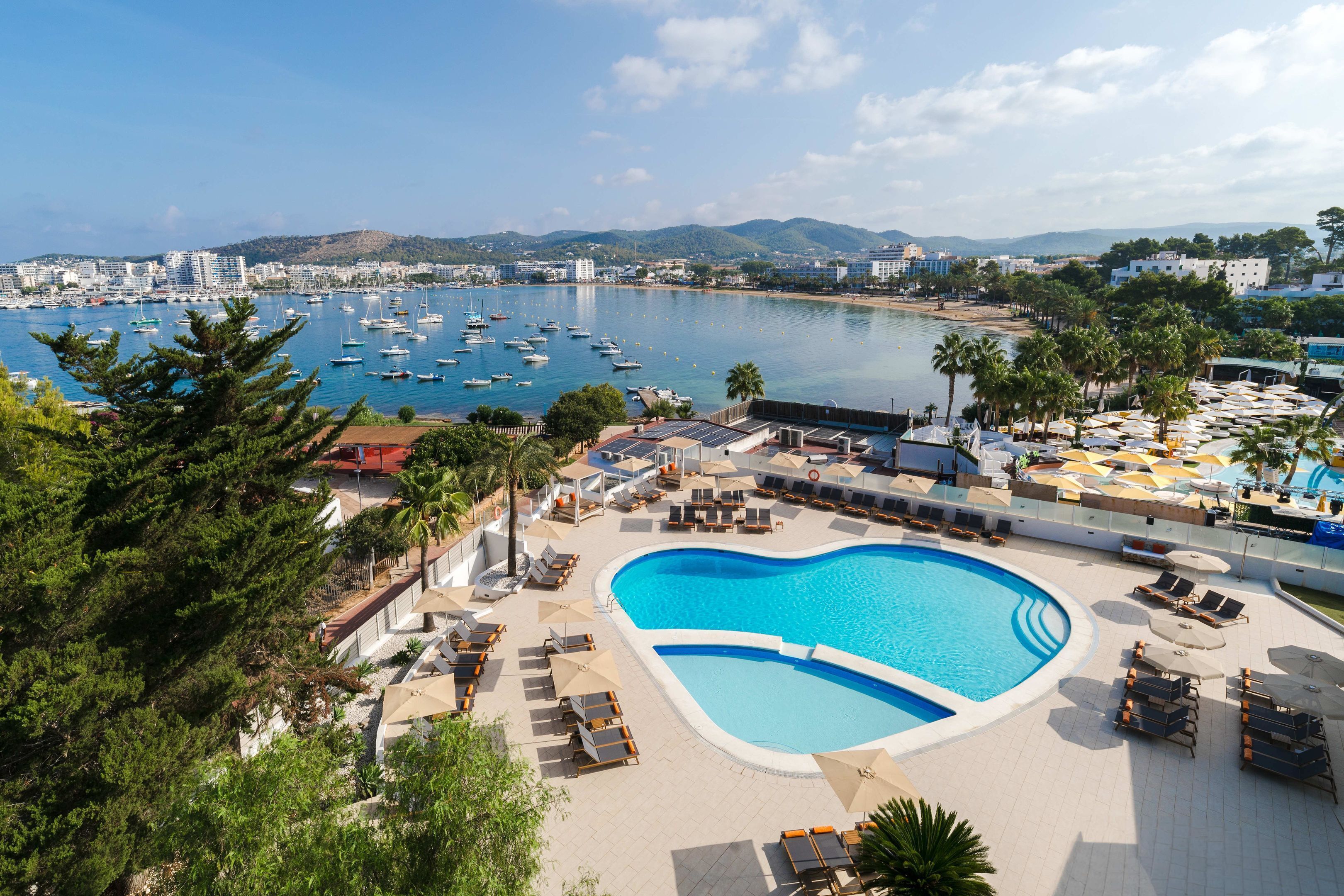 Outdoor pool, pool umbrellas, sun loungers