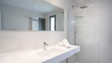 Een douche, gratis toiletartikelen, een haardroger, handdoeken