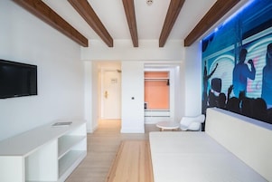 Suite junior, balcón, vistas al mar | Interior
