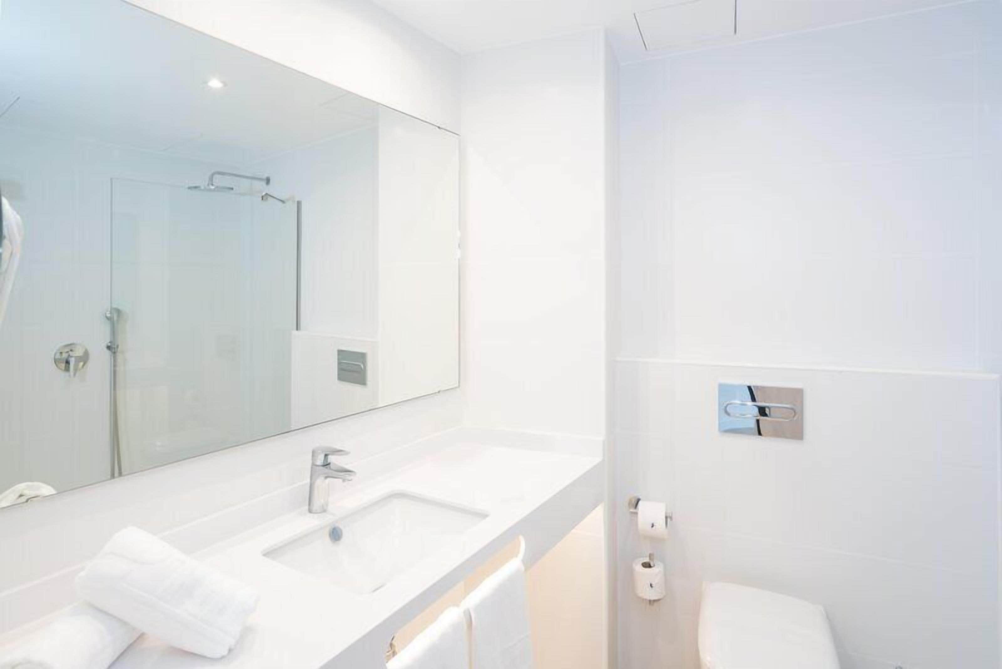 Superior Double Room, Balcony, Sea View | Bilik Mandi | Pancuran mandi, kelengkapan dandanan diri percuma, pengering rambut 
