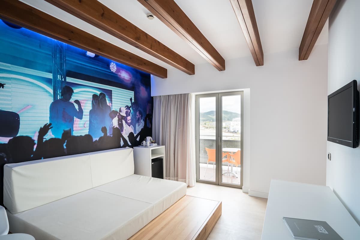 Suite Junior, balcone, vista mare | Una cassaforte in camera, Wi-Fi gratuito, lenzuola