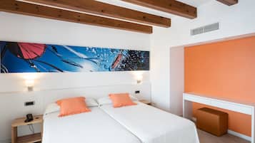 Una habitación de hotel moderna con una cama grande, dos mesitas de noche, un escritorio y un cuadro abstracto de gran tamaño en la pared.