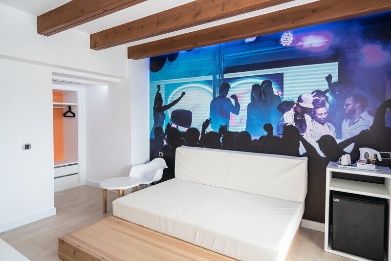 Junior Suite, Balcony, Sea View | In-room safe, WiFi (free), bed sheets