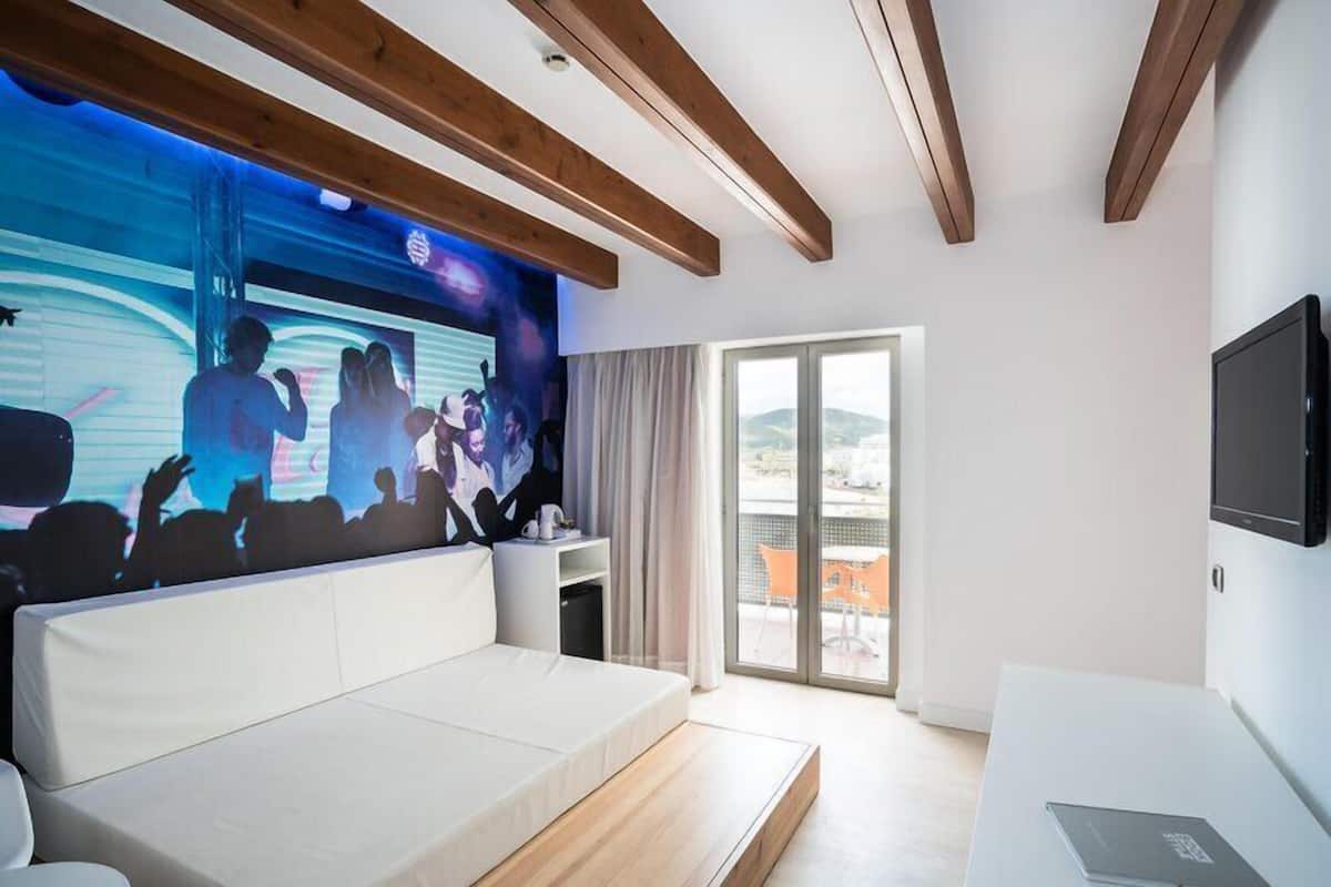 Junior-Suite, Balkon, Meerblick | Zimmersafe, kostenloses WLAN, Bettwäsche
