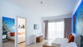 Een moderne hotelkamer met een bed, een bureau, een stoel en een groot schilderij aan de muur.