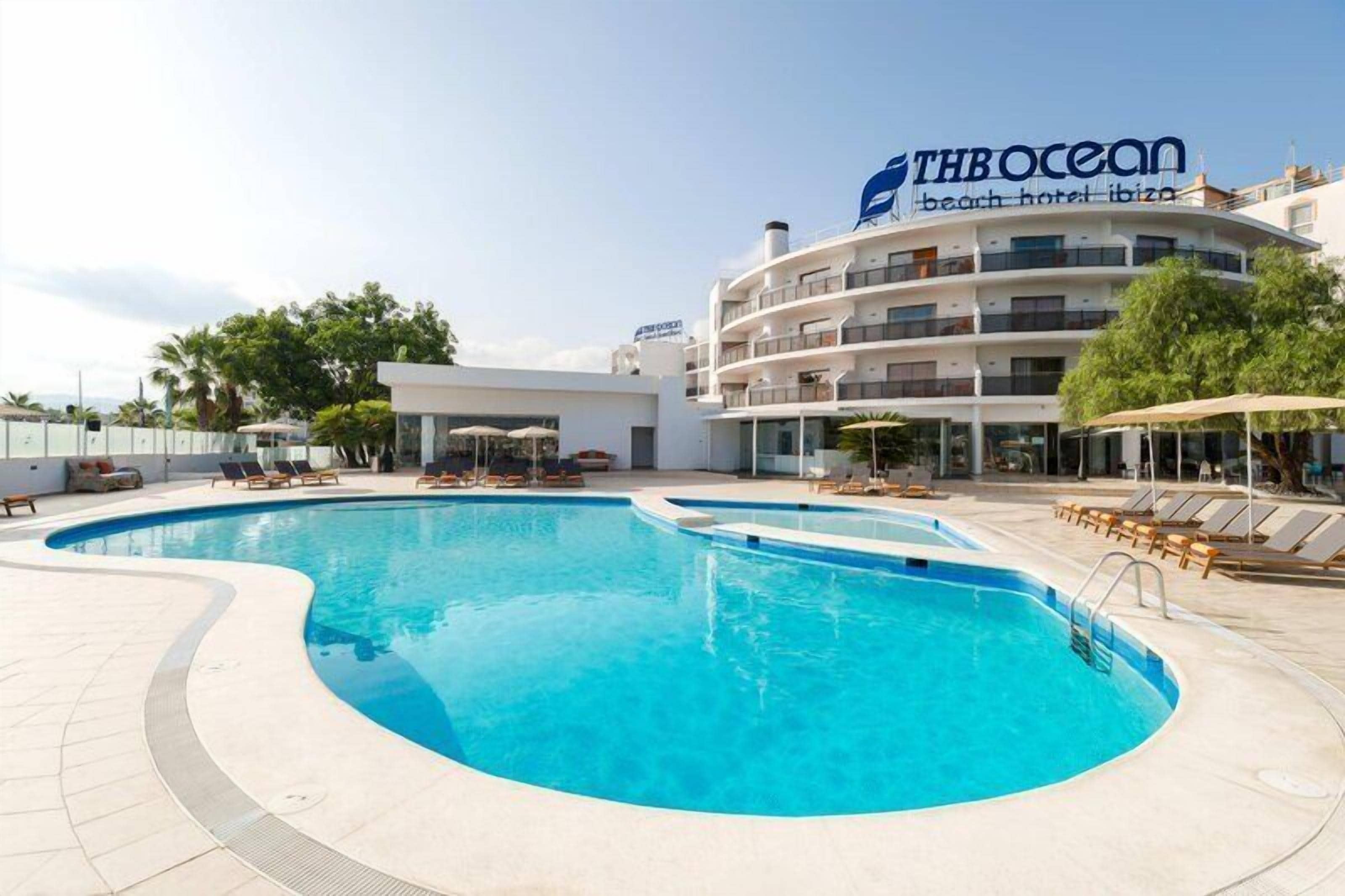Piscina externa, guarda-sóis, espreguiçadeiras