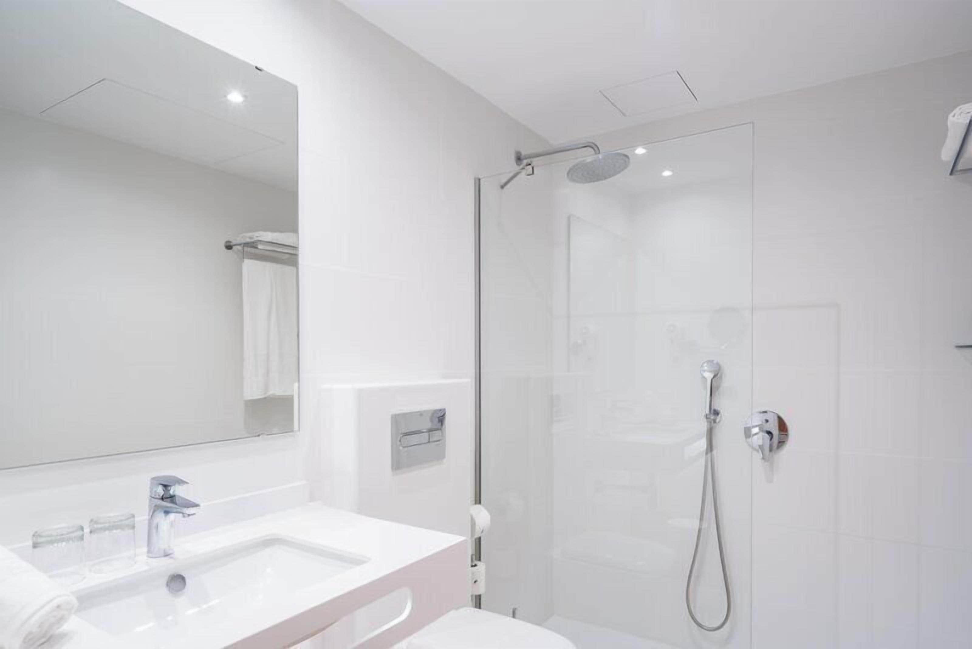 Junior Suite, Balcony | Bathroom | Shower, free toiletries, hair dryer, towels
