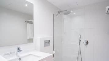 Junior Suite, Balcony | Bathroom | Shower, free toiletries, hair dryer, towels
