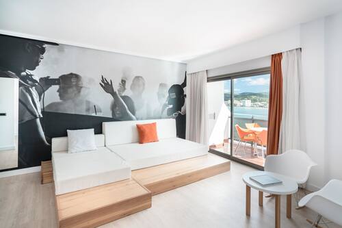 Cofres nos quartos, Wi-Fi de cortesia, roupa de cama