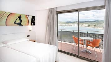 Superior tweepersoonskamer, balkon, uitzicht op zee | Een kluis op de kamer, gratis wifi, beddengoed