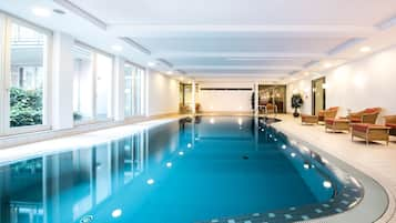 Indoor pool, sun loungers