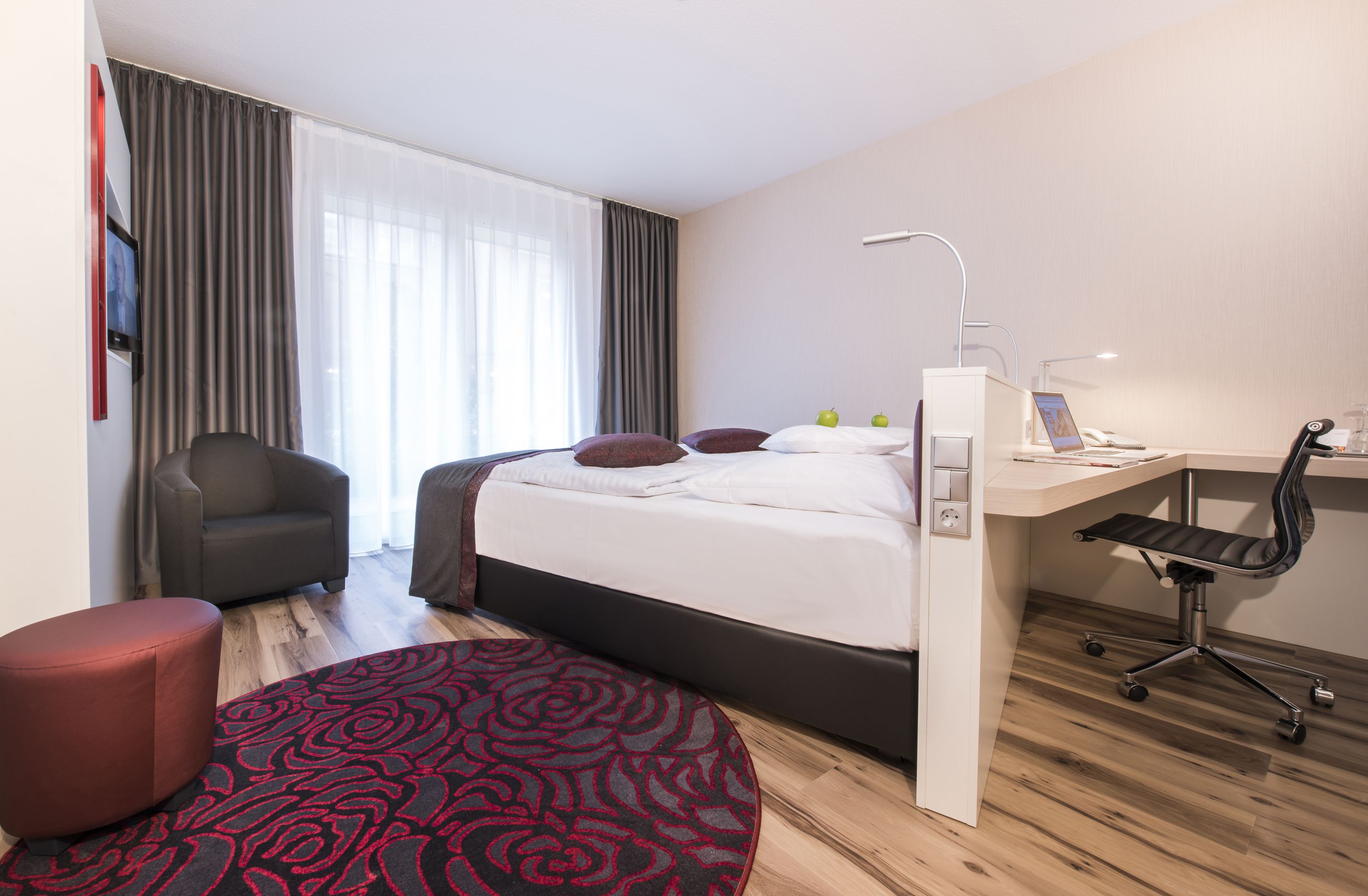 standard room | hypo-allergenic bedding, in-room safe, desk, laptop workspace