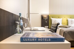 Deluxe Room | Hypo-allergenic bedding, in-room safe, desk, laptop workspace - Hotel Collegium Leoninum (Bonn)