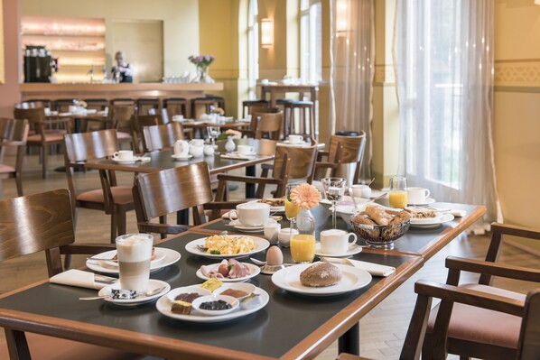 Daily buffet breakfast (EUR 22 per person) - Hotel Collegium Leoninum (Bonn)