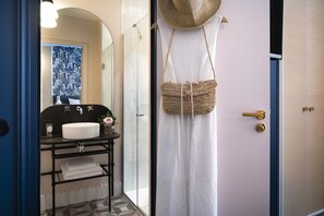Classic Room | Bathroom | Free toiletries, hair dryer, slippers, towels - Hôtel Gramont (Paris)