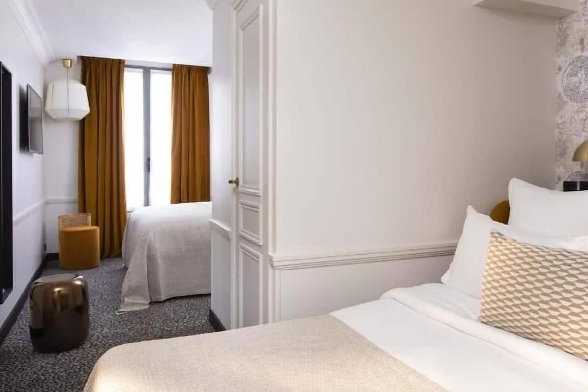 Ropa de cama de alta calidad y caja de seguridad en la habitación
