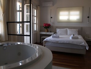 Chambre supérieure double, vue sur la mer | Décor unique, rideaux d’obscurcissement, fer et planche à repasser