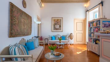 Individually decorated, blackout drapes, iron/ironing board, free WiFi