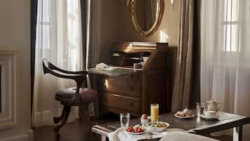 Habitación doble Deluxe, 1 habitación | Área de sala de estar | Televisión LED y reproductor de DVD