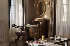 Deluxe tweepersoonskamer, 1 slaapkamer | Woonruimte | Ledtelevisie en een dvd-speler