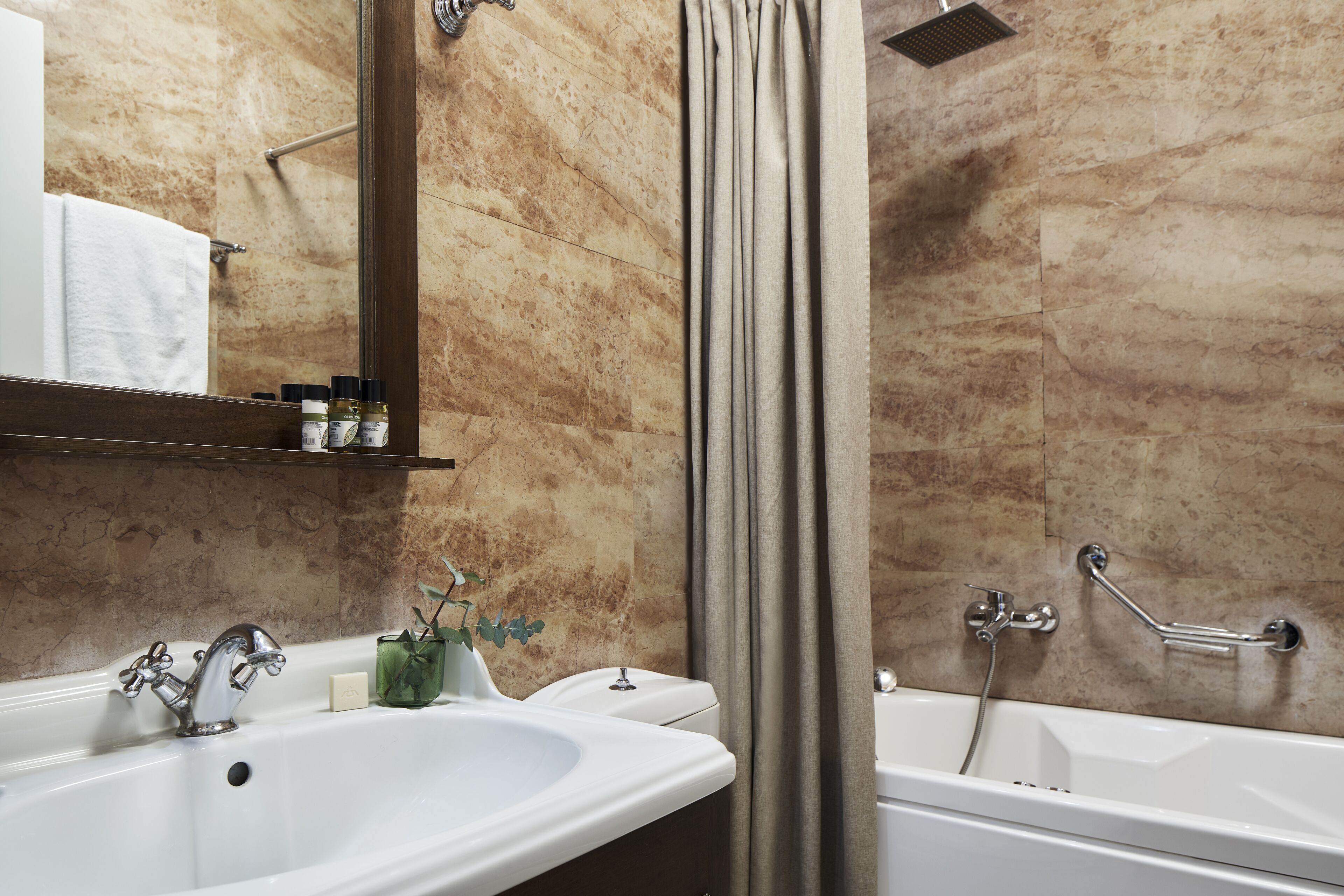 family suite | bathroom | jetted bath, hydromassage showerhead, free toiletries, hair dryer