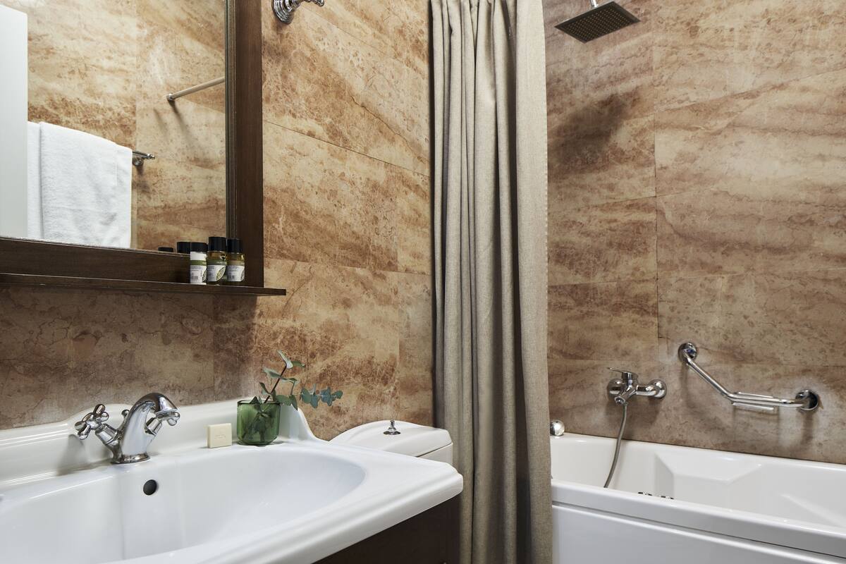 family suite | bathroom | jetted bath, hydromassage showerhead, free toiletries, hair dryer